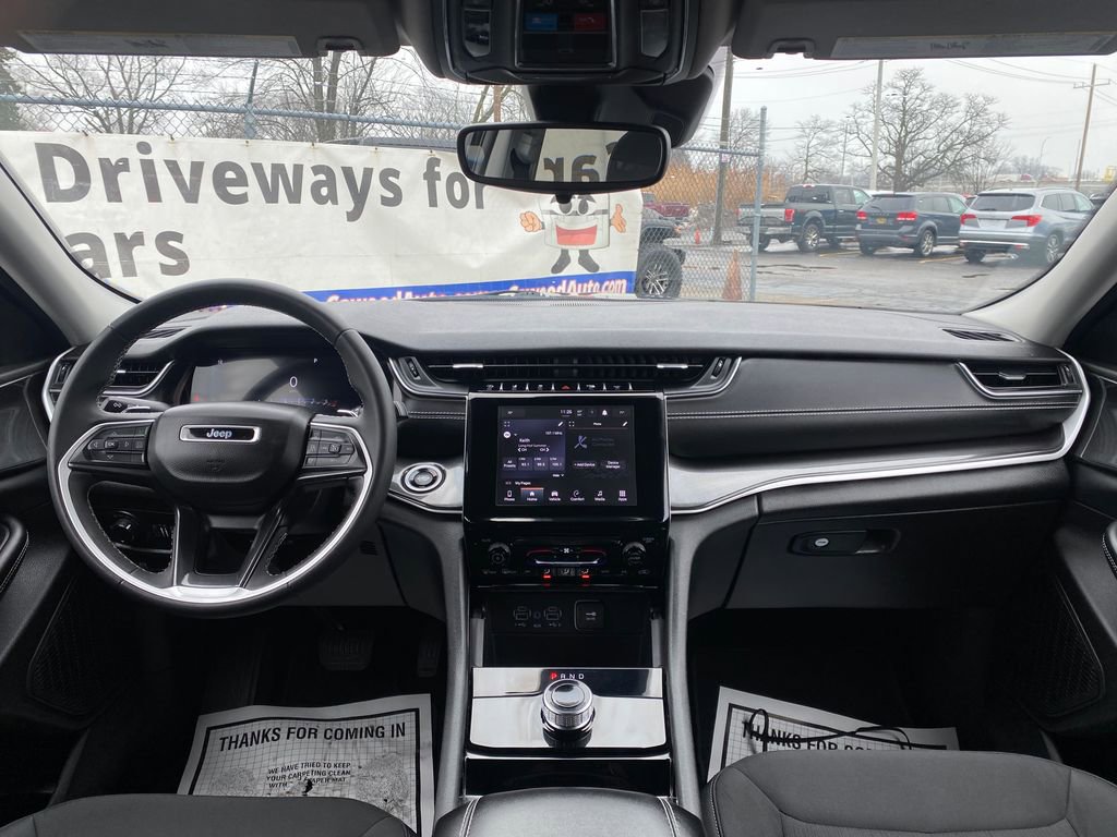 Used 2023 Jeep Grand Cherokee Laredo image 18