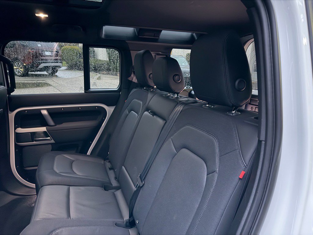 Used 2023 Land Rover Defender 110 X-Dynamic SE image 18
