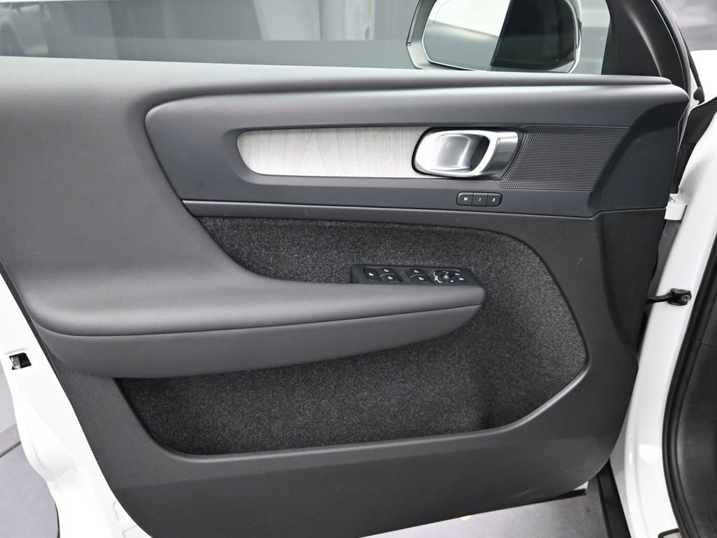 Used 2025 Volvo XC40 B5 Plus image 18
