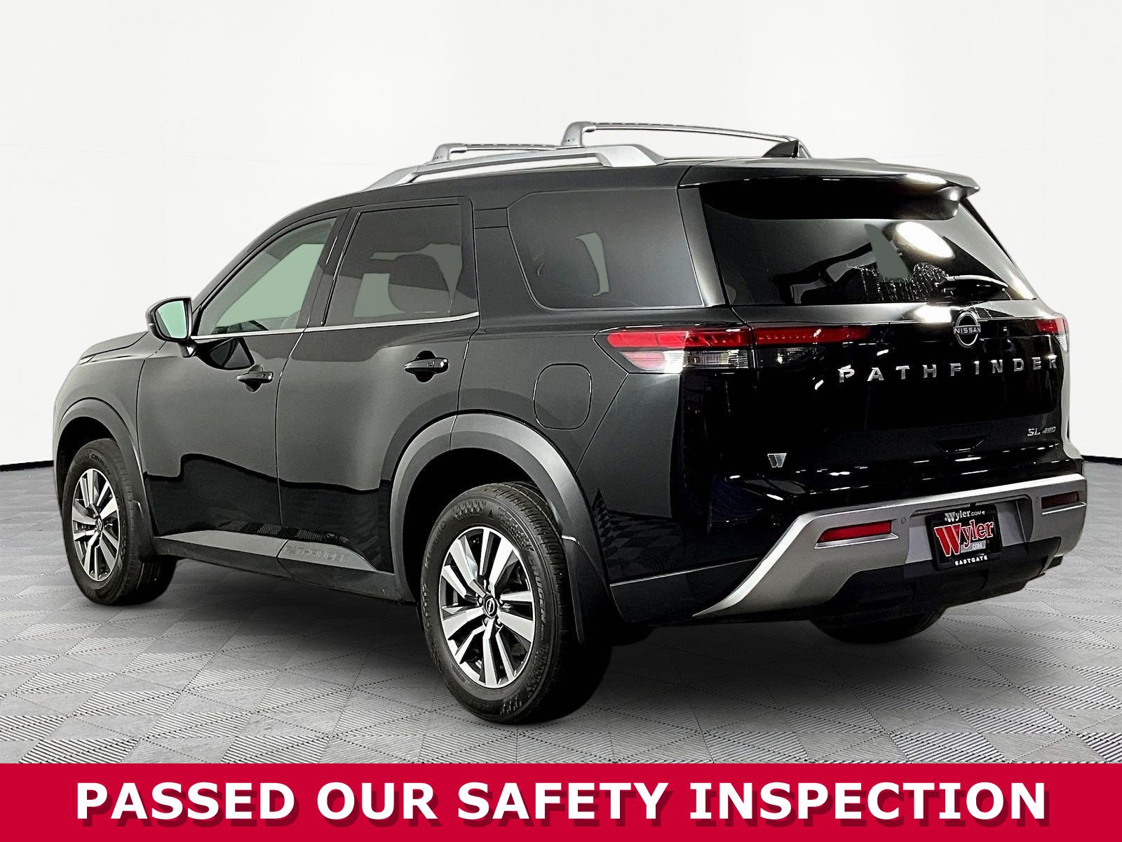 Used 2025 Nissan Pathfinder SL AWD/4WD image 4