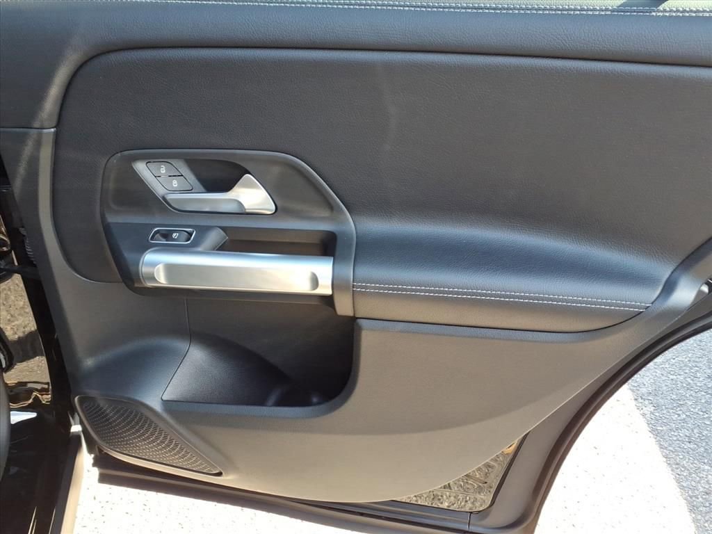 Used 2021 Mercedes-Benz GLB 250 4MATIC image 11