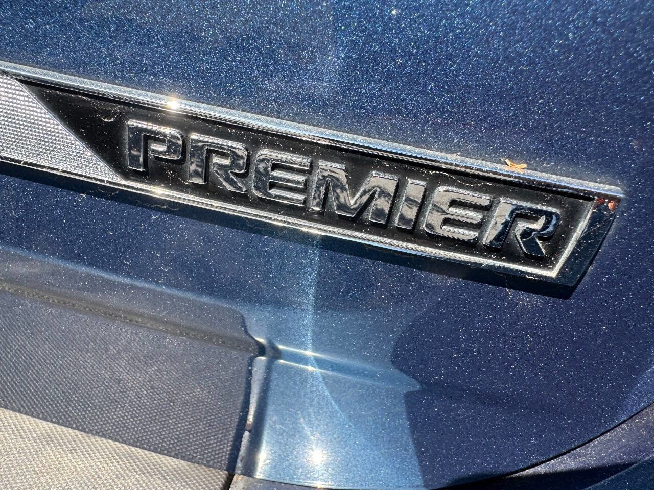 Used 2017 Chevrolet Equinox Premier w/ Enhanced Convenience Package FWD image 4