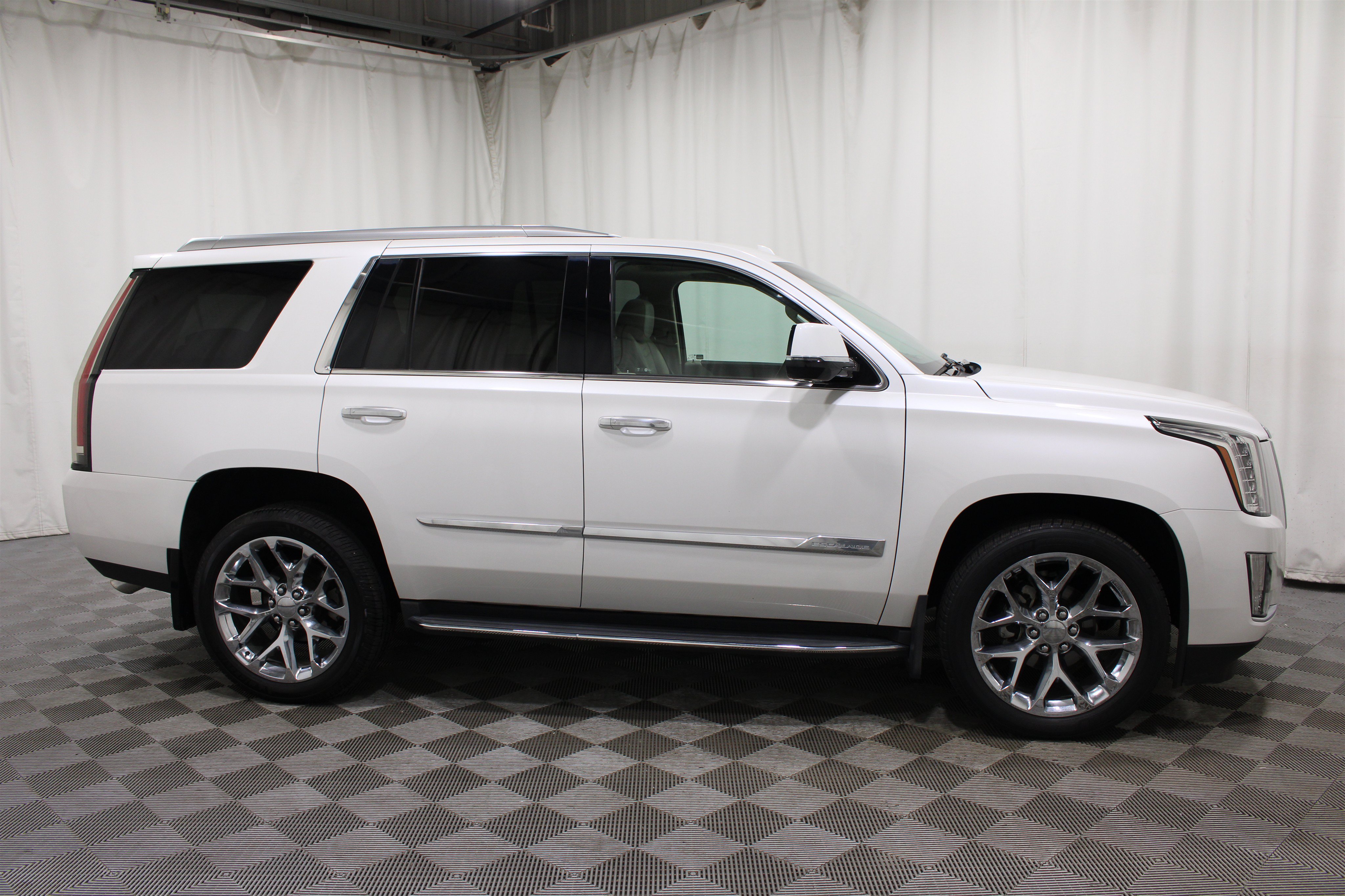 Used 2016 Cadillac Escalade Luxury AWD/4WD image 30