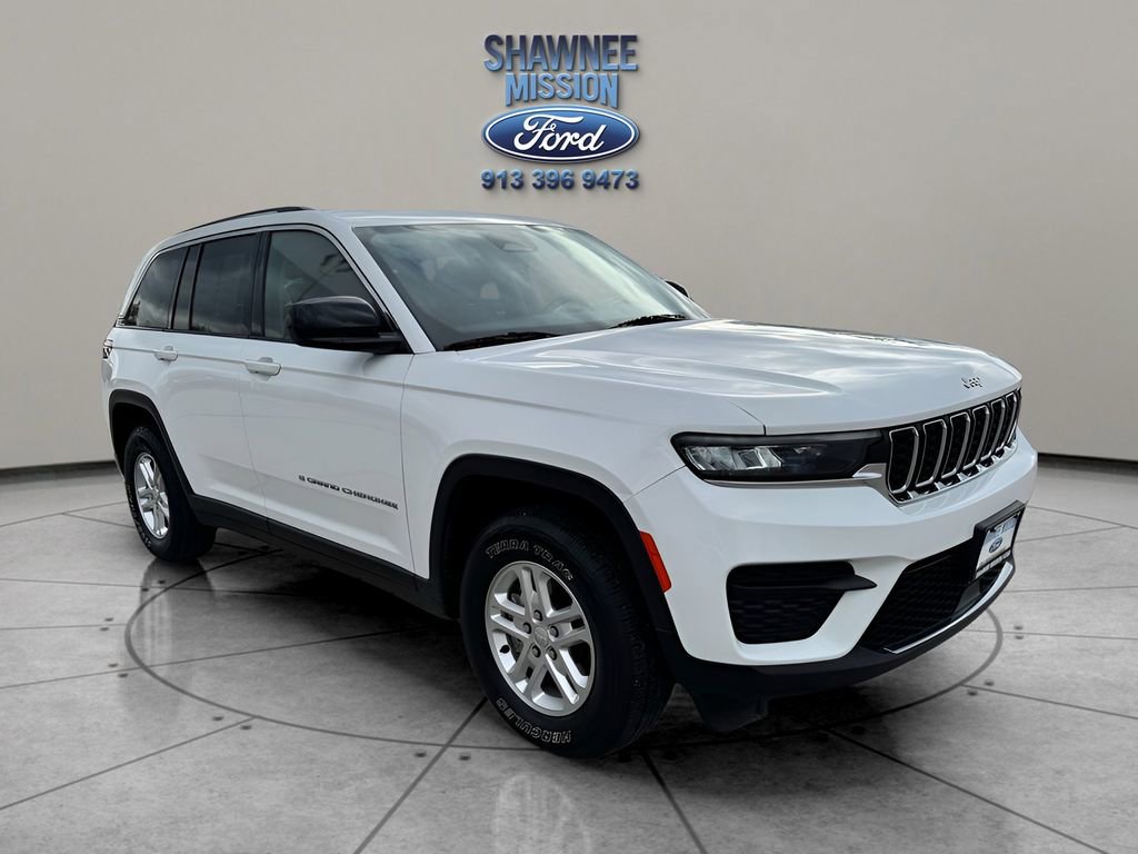 Used 2023 Jeep Grand Cherokee Laredo image 3