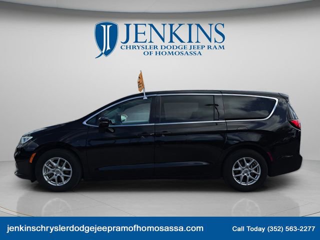 Certified 2024 Chrysler Pacifica Touring-L image 8