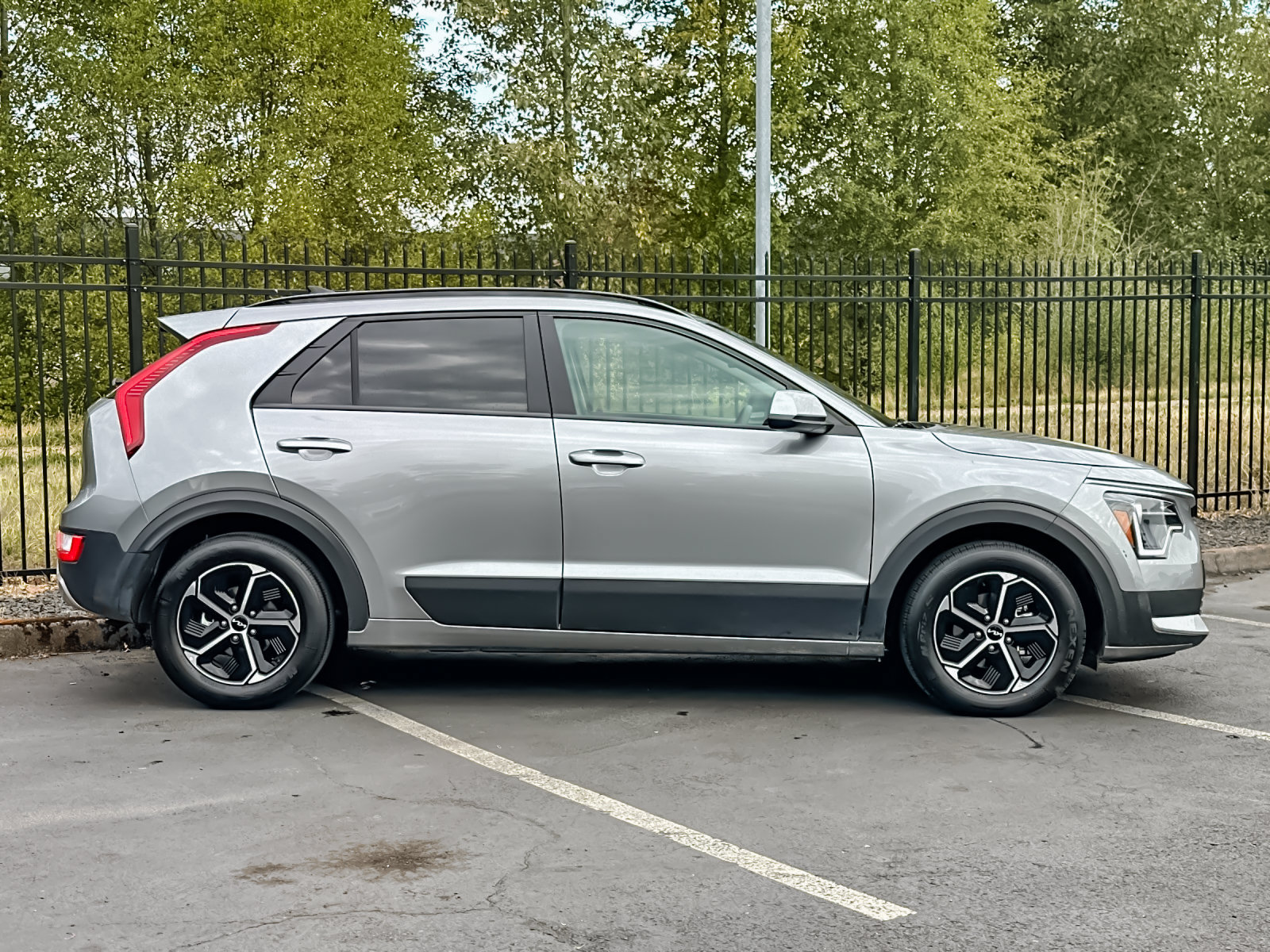 Used 2025 Kia Niro LX FWD image 2