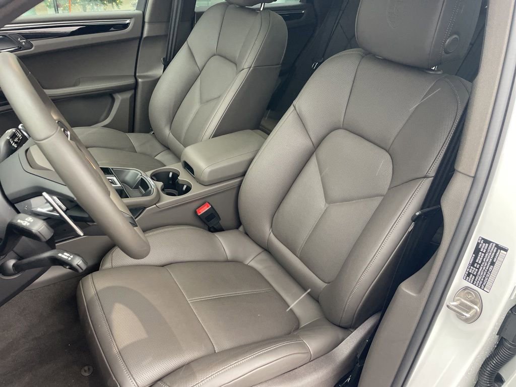 Certified 2025 Porsche Macan image 5