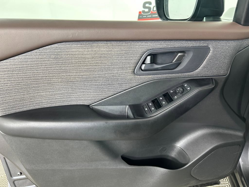 Used 2023 Nissan Rogue S image 11