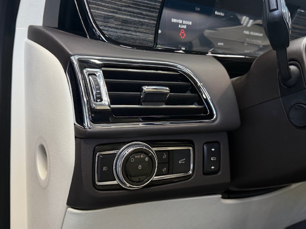 Used 2021 Lincoln Navigator Black Label w/ Cargo Convenience Package AWD/4WD image 21