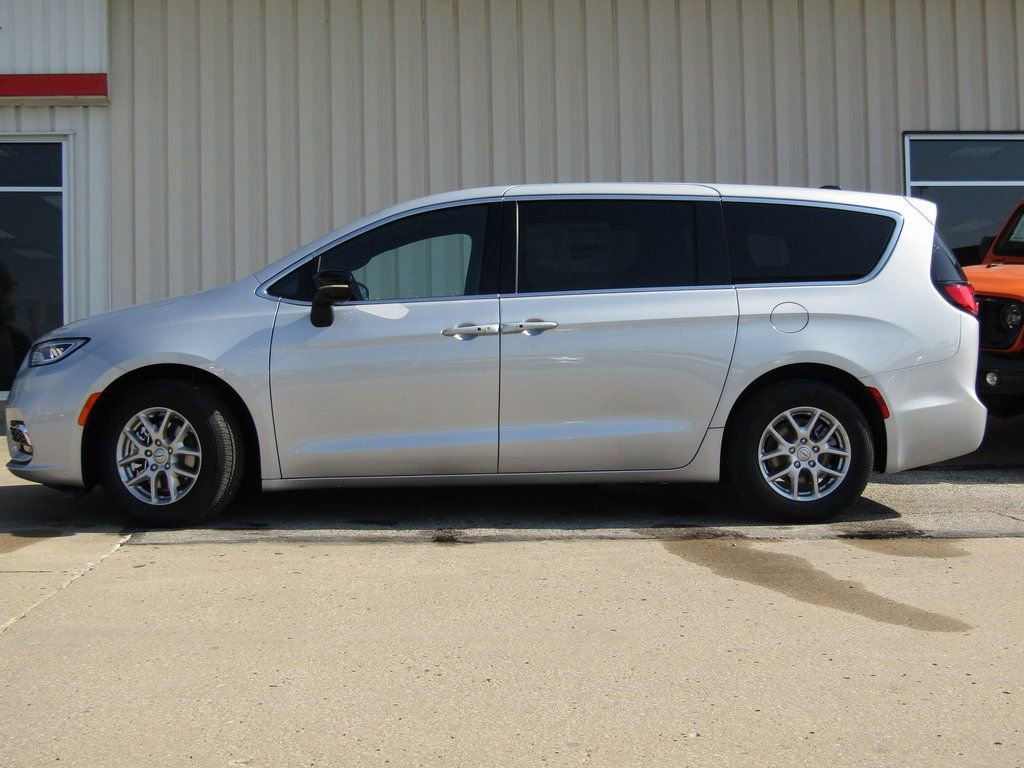 New 2026 Chrysler Pacifica Select image 11