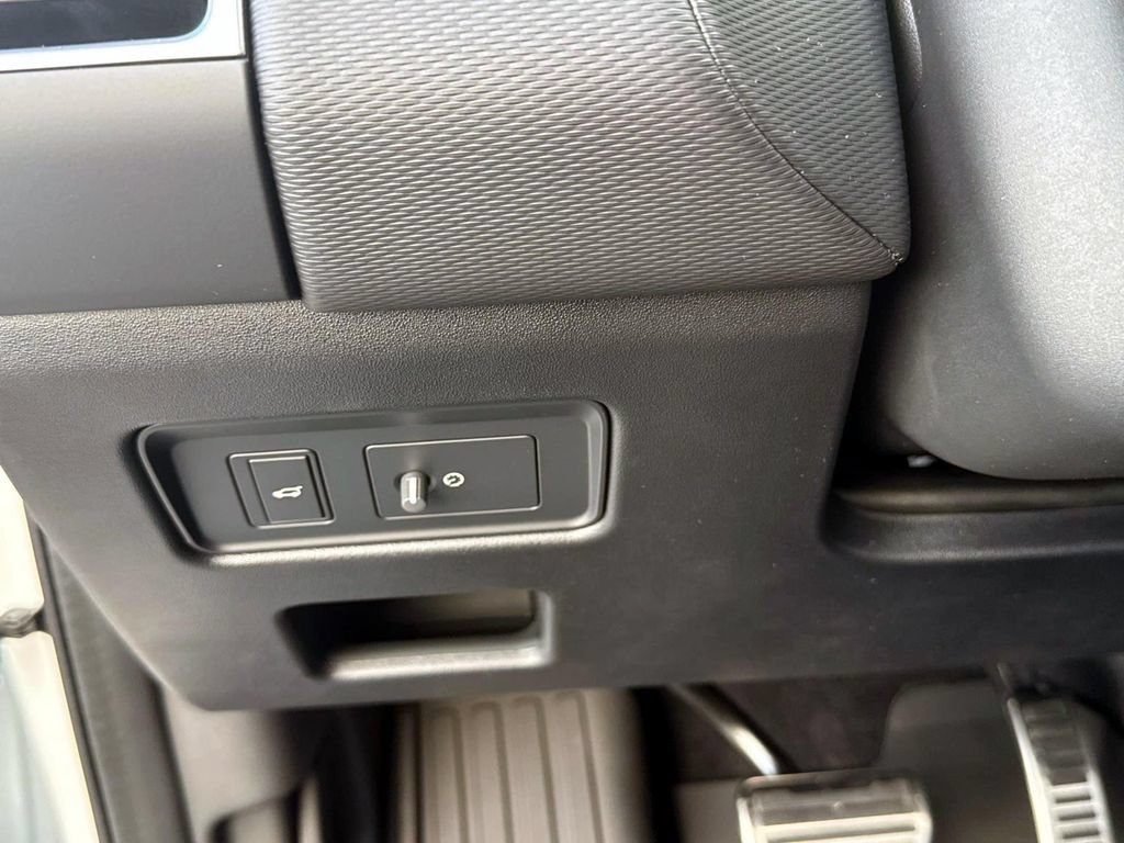 Used 2025 Land Rover Discovery Dynamic SE AWD/4WD image 30