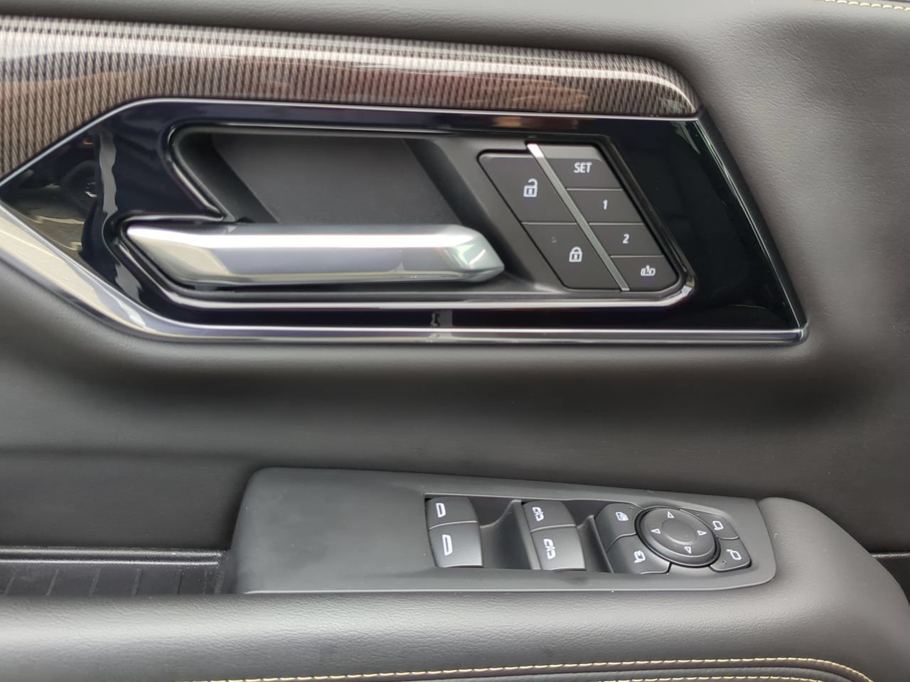 Used 2025 GMC Yukon Elevation AWD/4WD image 24