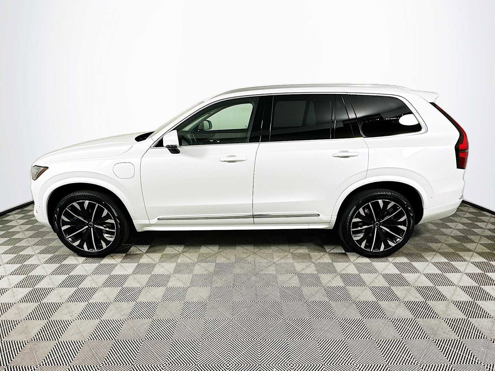 Used 2025 Volvo XC90 T8 Ultra w/ Protection Package Premier image 4