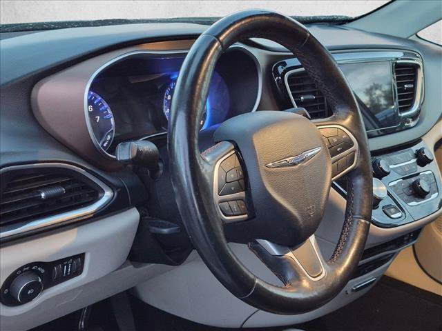 Used 2017 Chrysler Pacifica Touring-L Plus FWD image 3