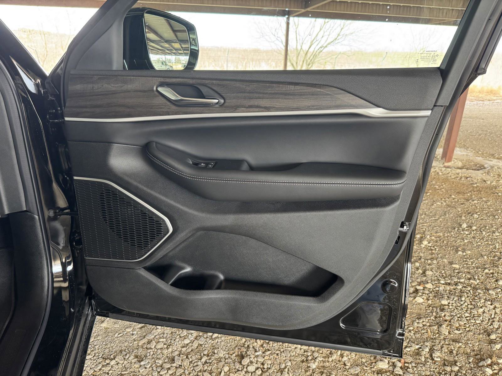 New 2025 Jeep Grand Cherokee L Limited w/ Black Appearance Package image 37