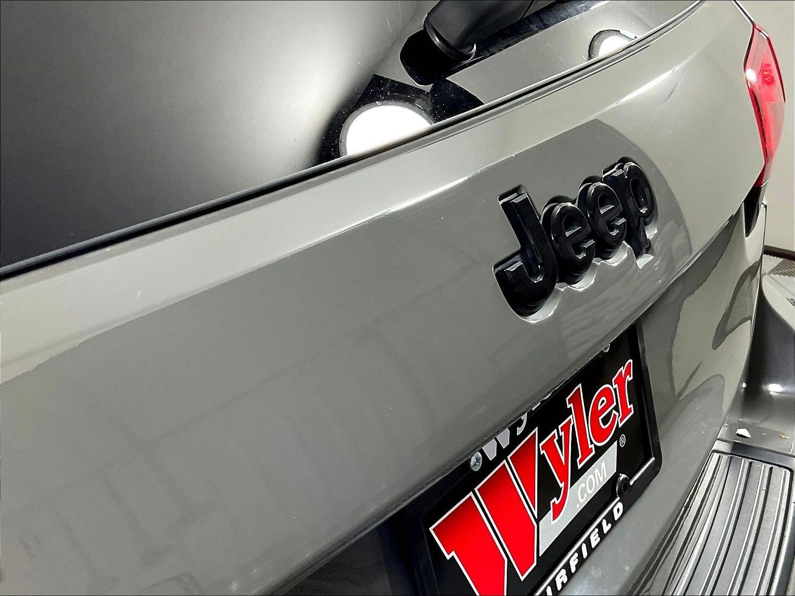 Used 2019 Jeep Grand Cherokee Altitude AWD/4WD image 24