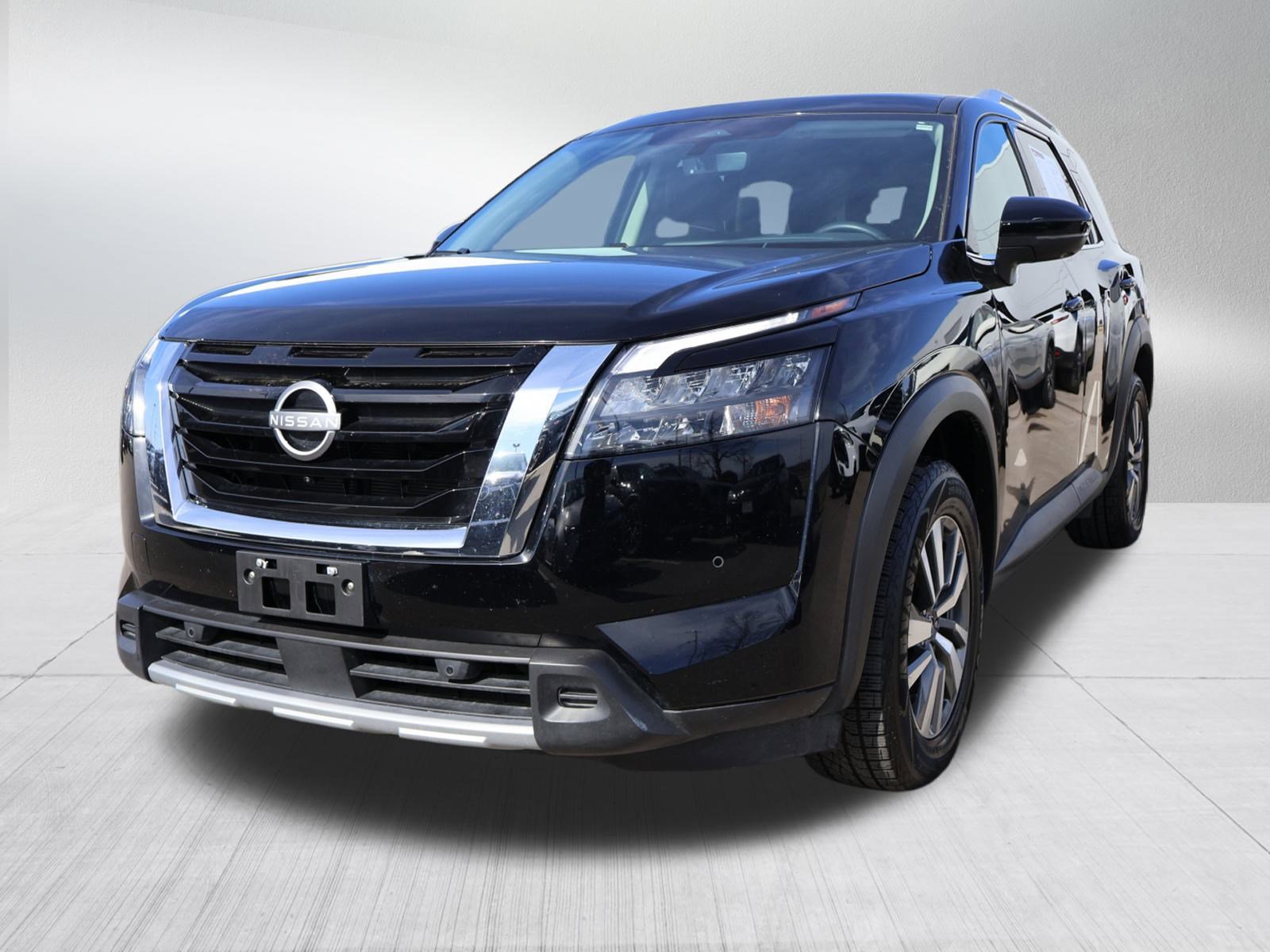 Used 2025 Nissan Pathfinder SL image 3