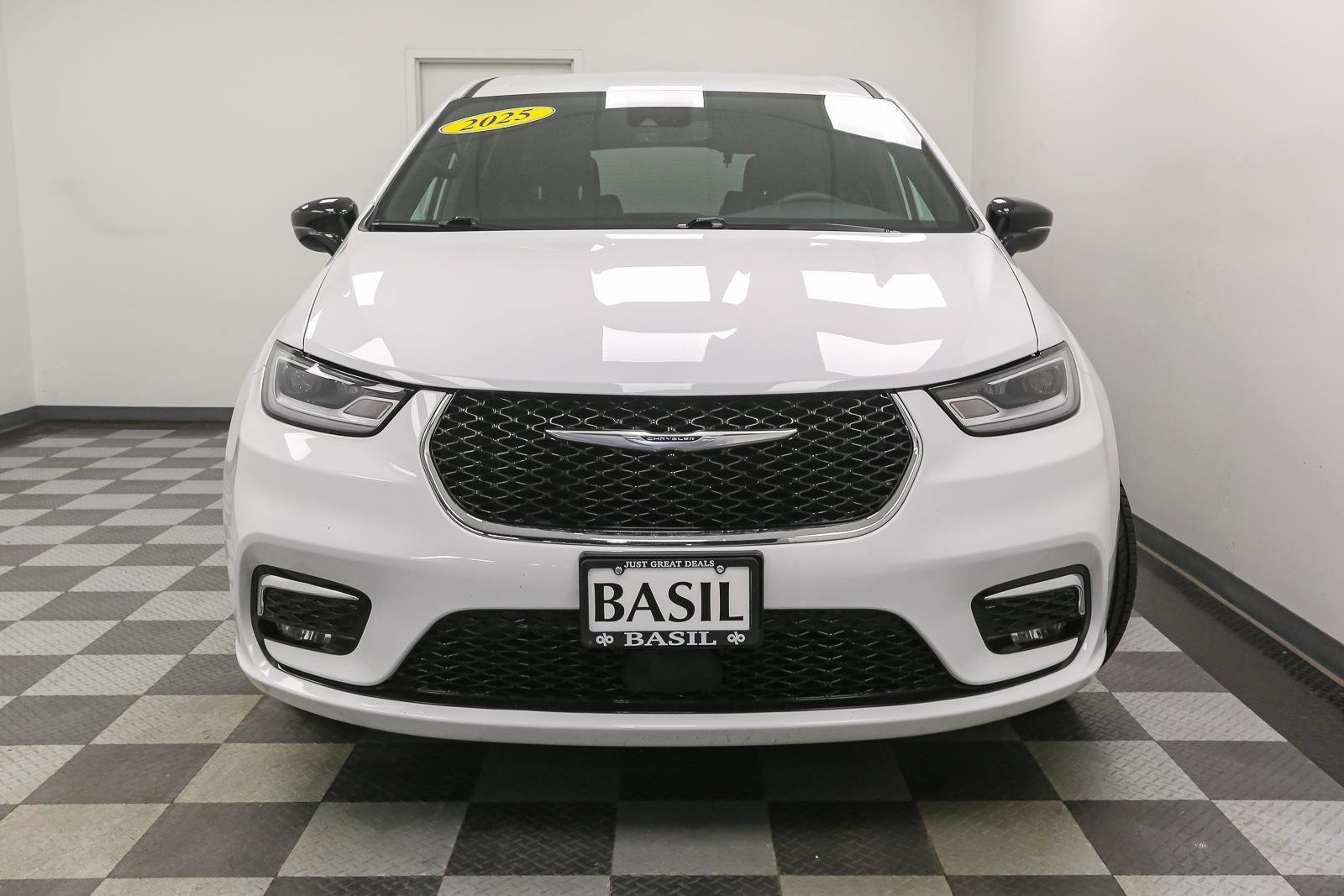 Used 2025 Chrysler Pacifica Select image 3