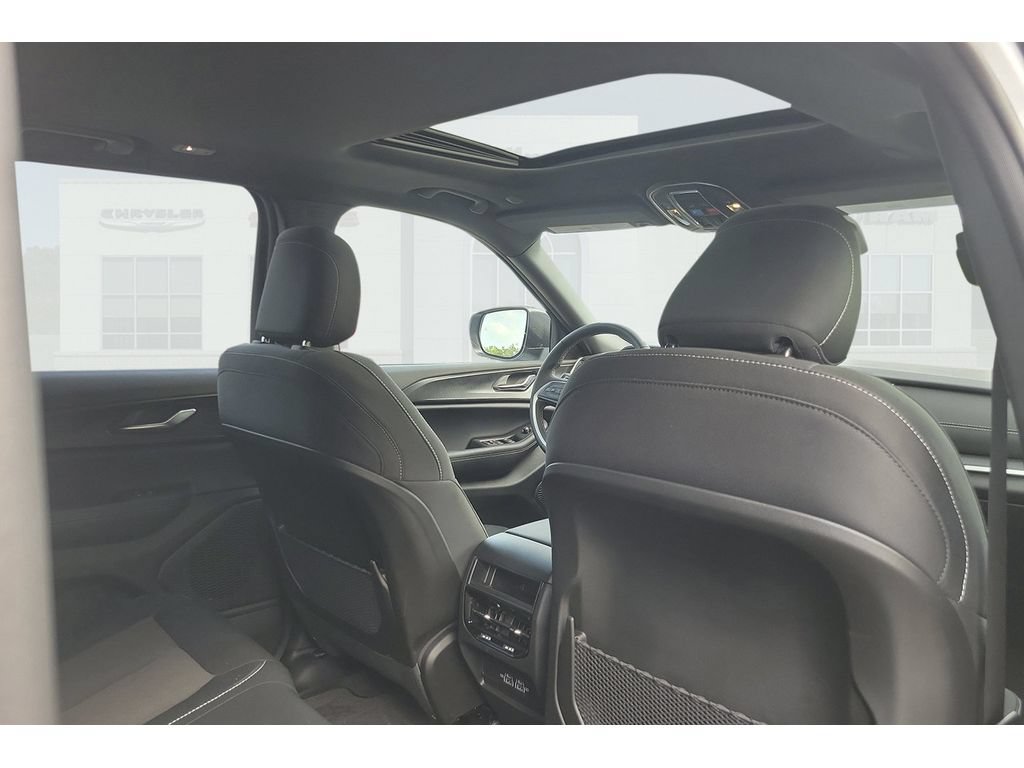 Used 2025 Jeep Grand Cherokee Laredo X AWD/4WD image 18