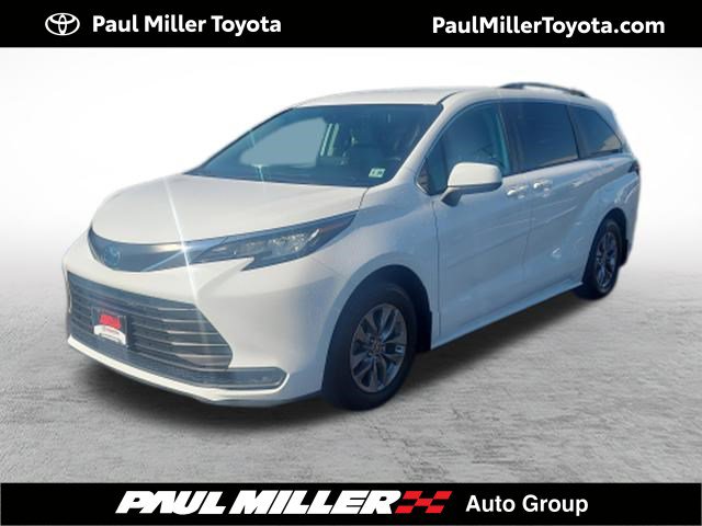 Certified 2023 Toyota Sienna LE AWD/4WD image 1