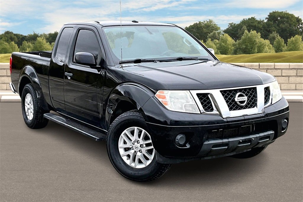 Used 2015 Nissan Frontier SV image 2
