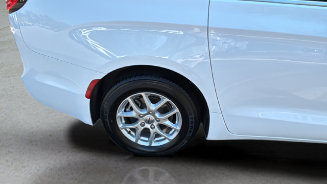 Used 2025 Chrysler Pacifica Select FWD image 37