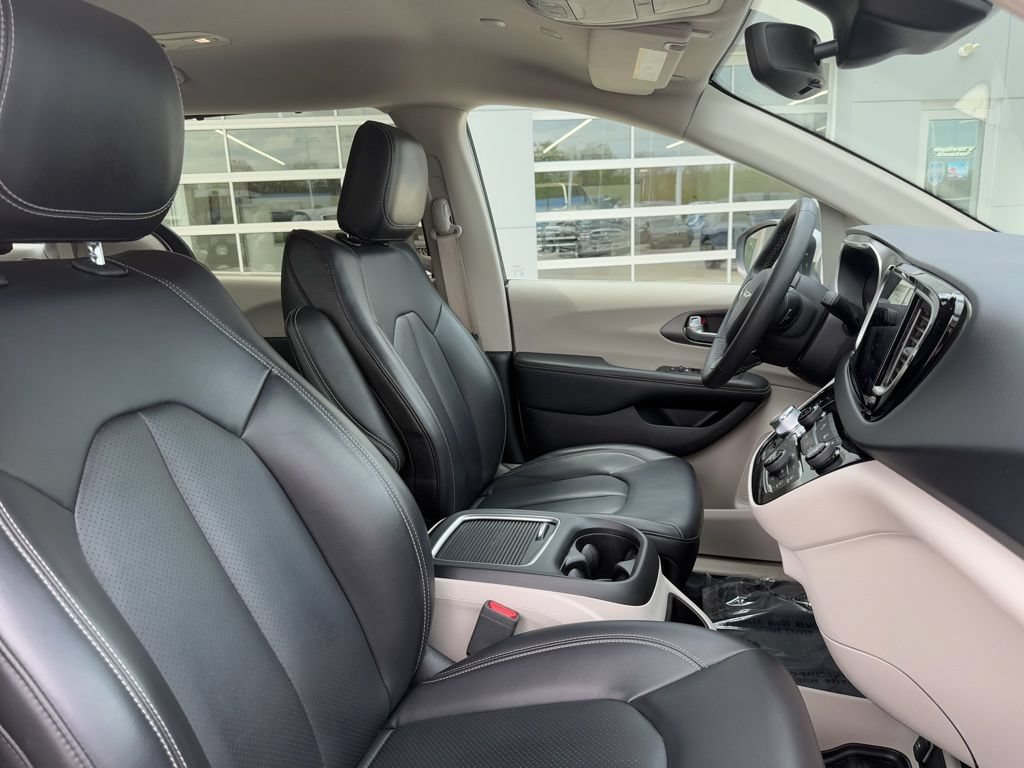 Used 2023 Chrysler Pacifica Touring-L FWD image 49