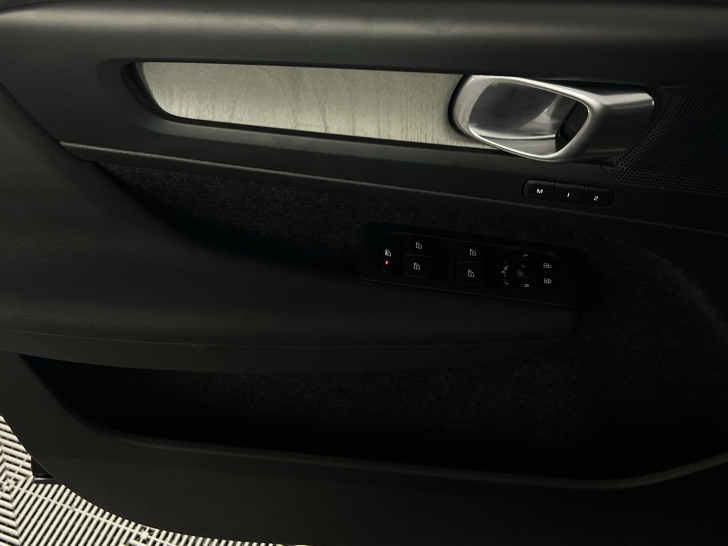 Used 2025 Volvo XC40 B5 Plus image 23