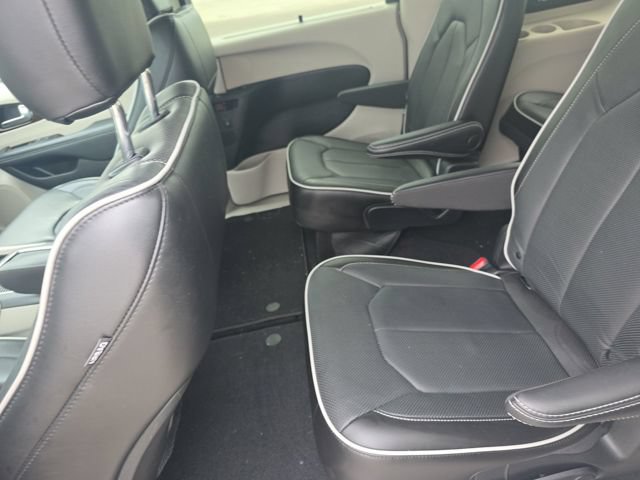Used 2023 Chrysler Pacifica Limited FWD image 2
