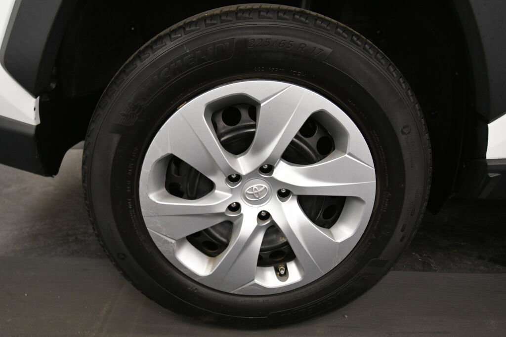 Used 2021 Toyota RAV4 LE w/ Carpet Mat Package (TMS) AWD/4WD image 29