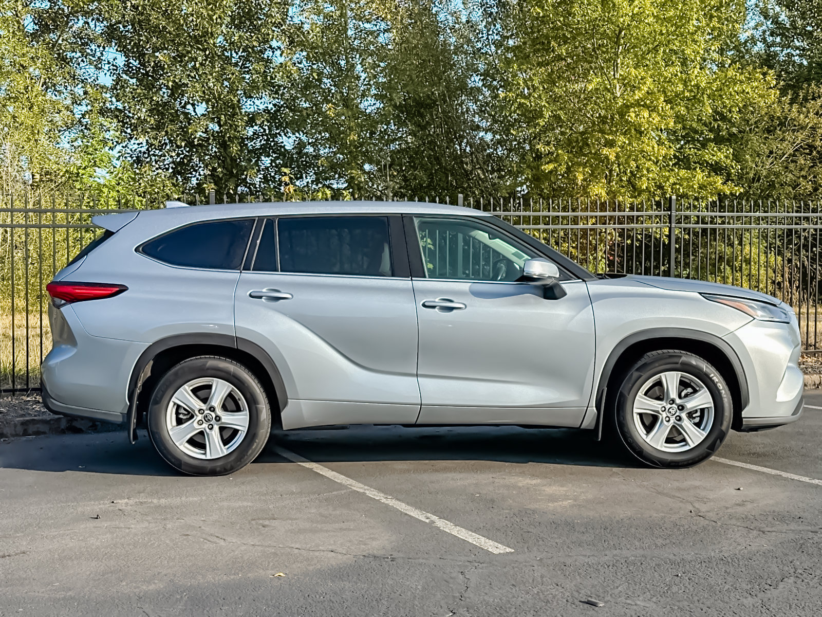 Used 2021 Toyota Highlander LE AWD/4WD image 2