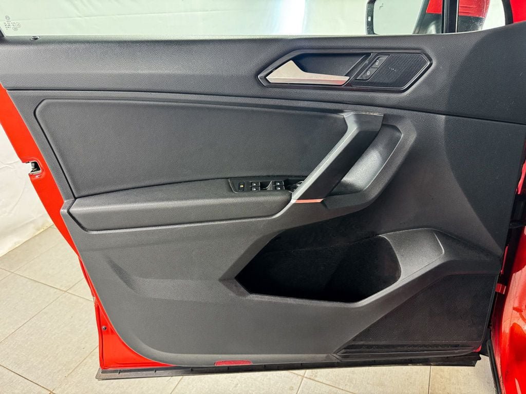 Used 2018 Volkswagen Tiguan SE w/ Panoramic Sunroof Package AWD/4WD image 11