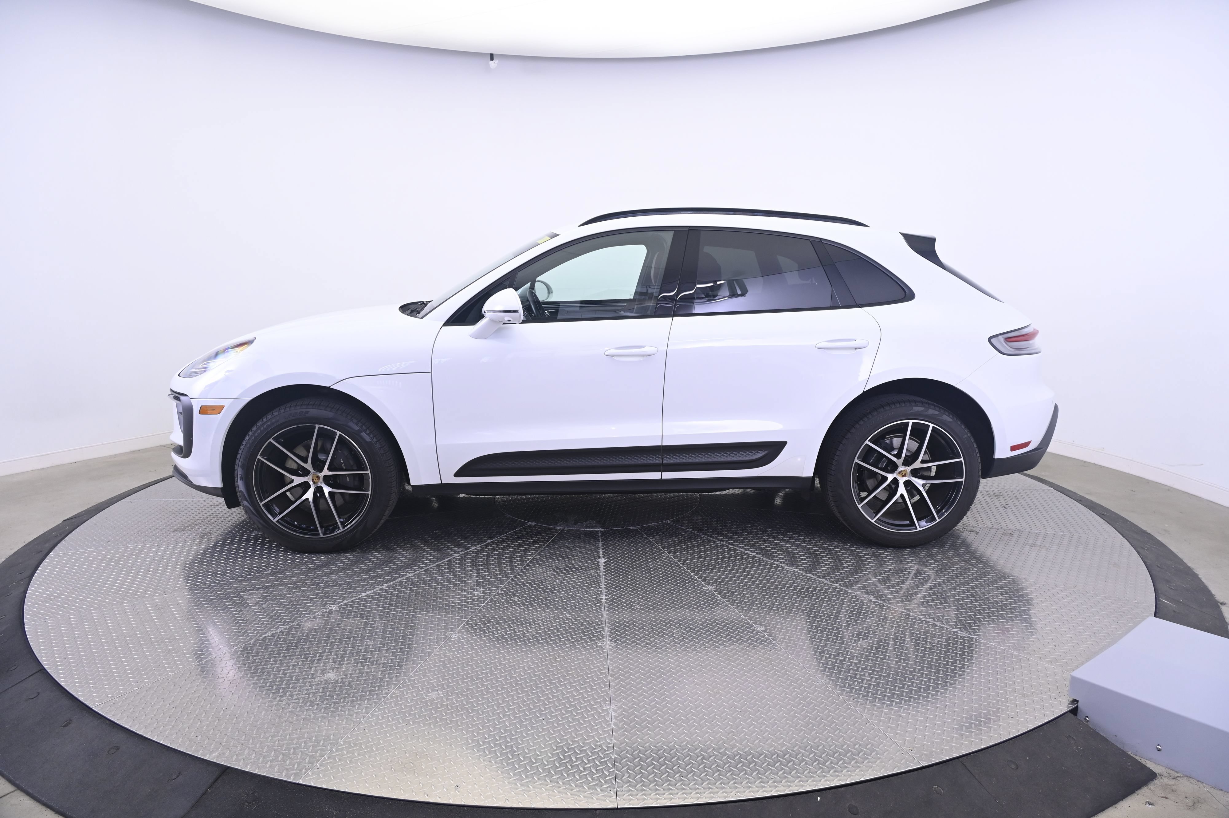 Certified 2022 Porsche Macan AWD/4WD image 2