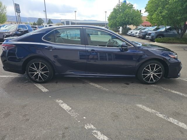 Used 2022 Toyota Camry SE FWD image 4