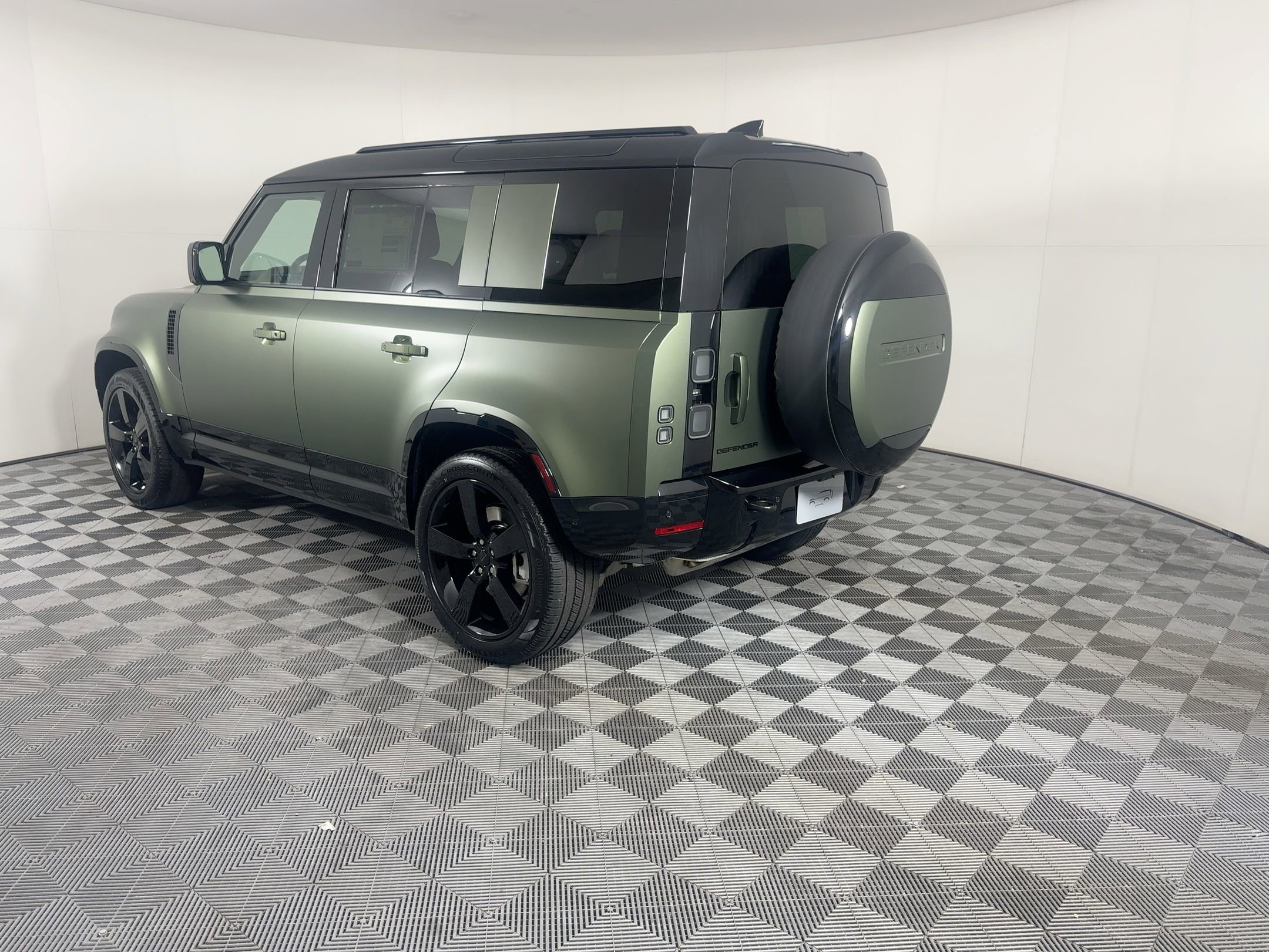 New 2026 Land Rover Defender 110 X-Dynamic SE image 3