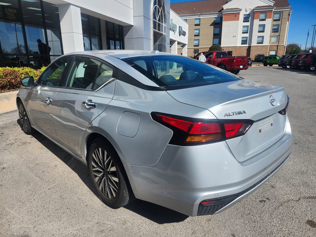 Used 2024 Nissan Altima 2.5 SV image 2