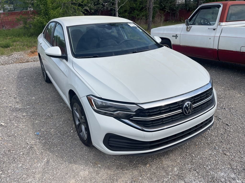 Used 2023 Volkswagen Jetta SE image 2
