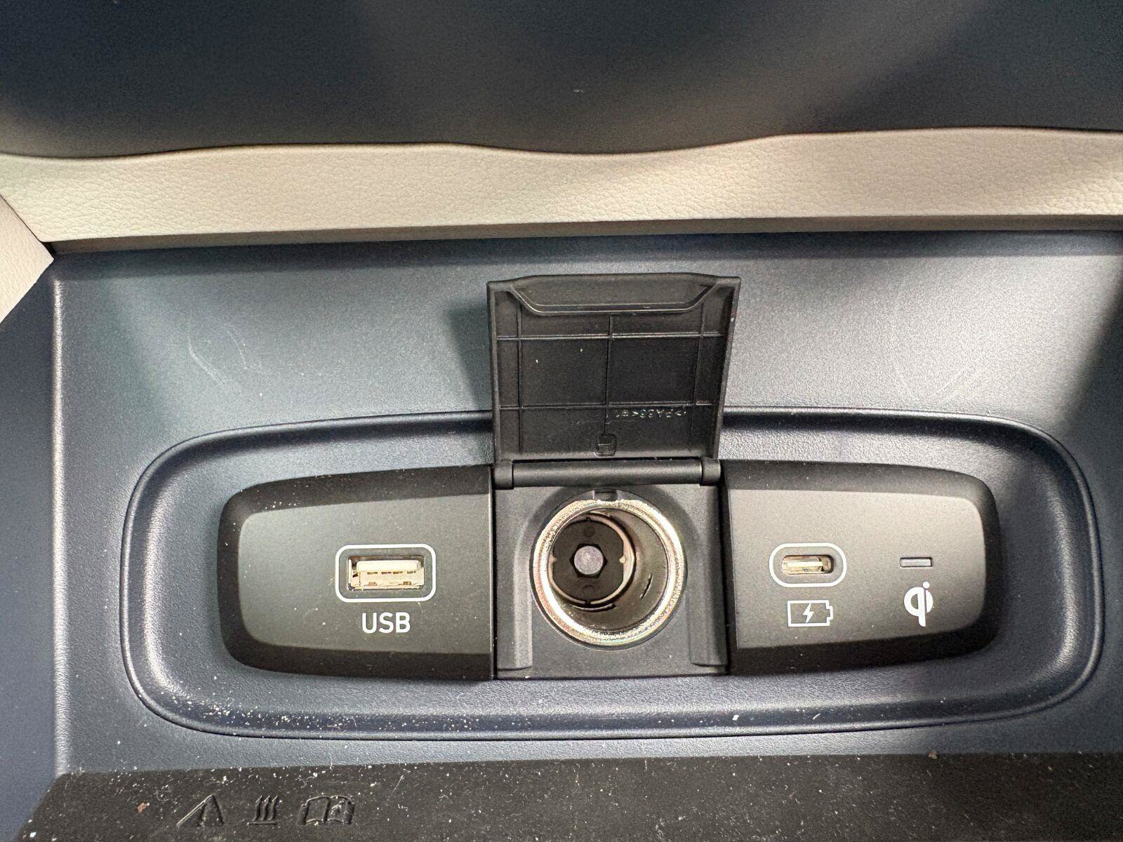 Used 2025 Hyundai Venue Limited FWD image 29
