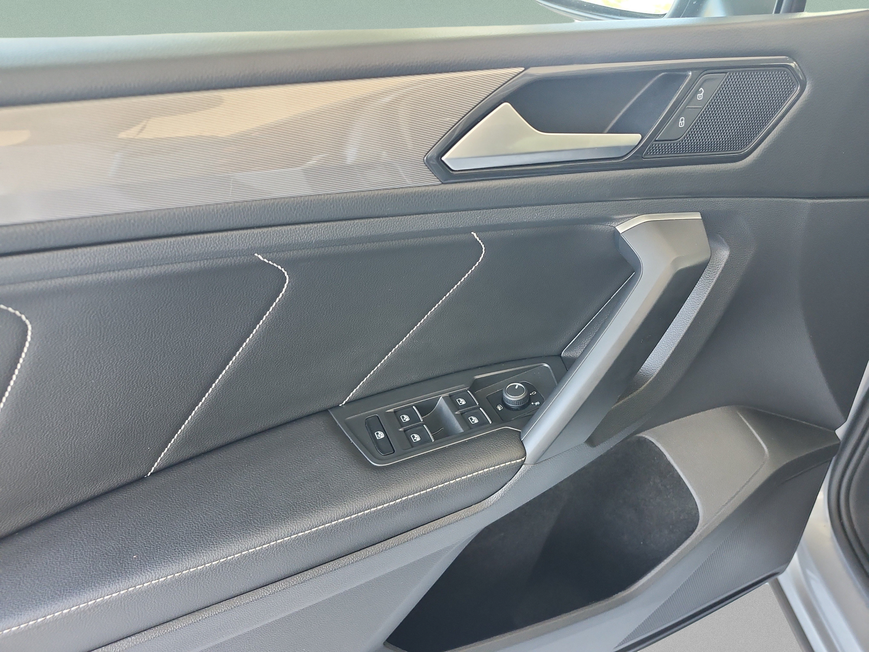 Used 2023 Volkswagen Tiguan SE FWD image 16