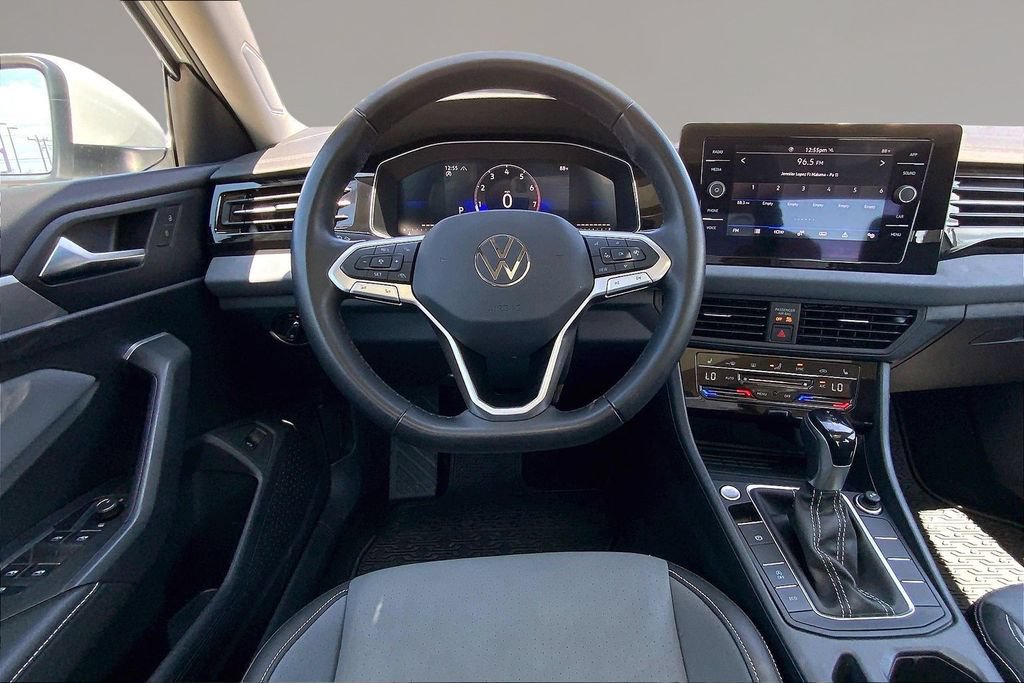 Certified 2025 Volkswagen Jetta SE w/ Sunroof Package FWD image 4