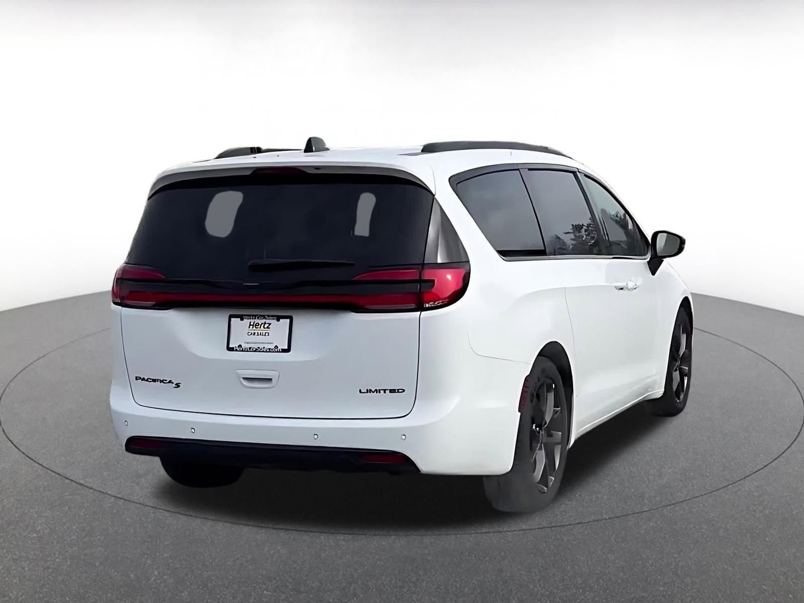 Used 2025 Chrysler Pacifica Limited image 14