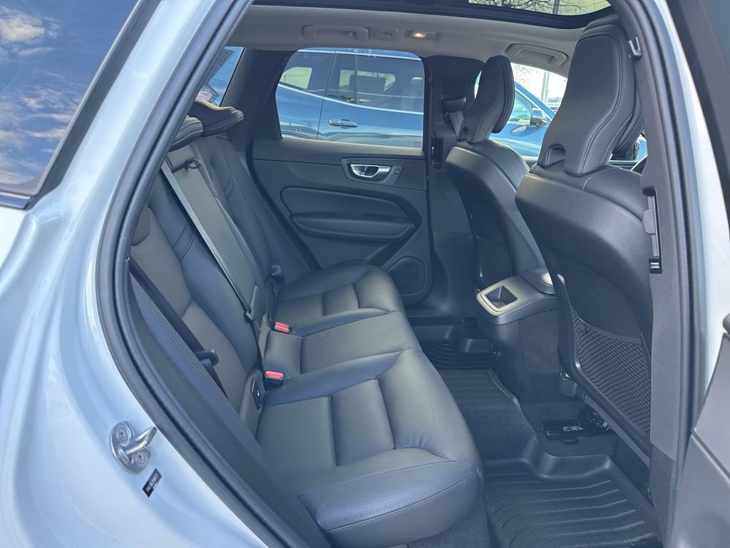 Used 2024 Volvo XC60 B5 Plus image 24