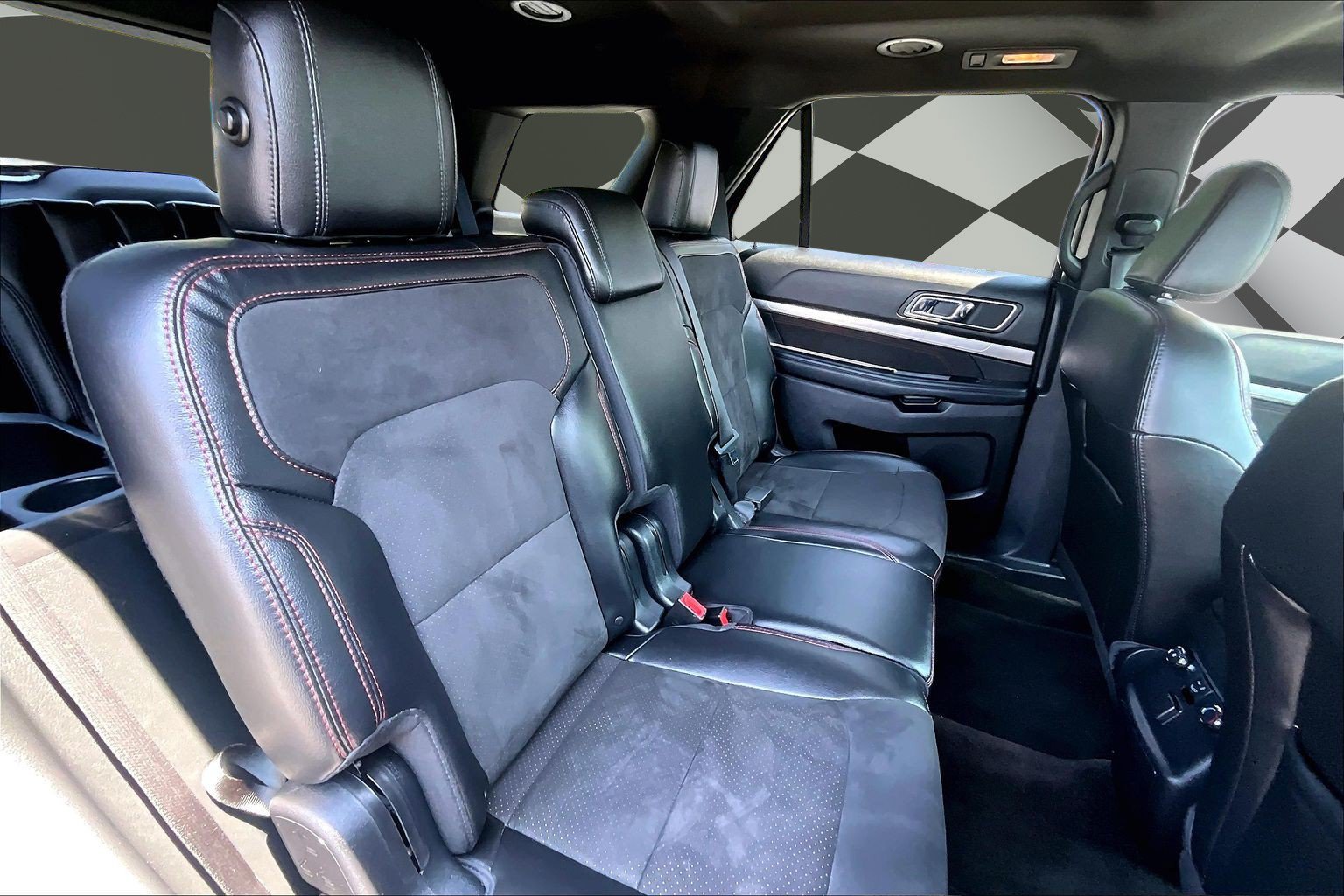 Used 2018 Ford Explorer XLT w/ Equipment Group 202A AWD/4WD image 27