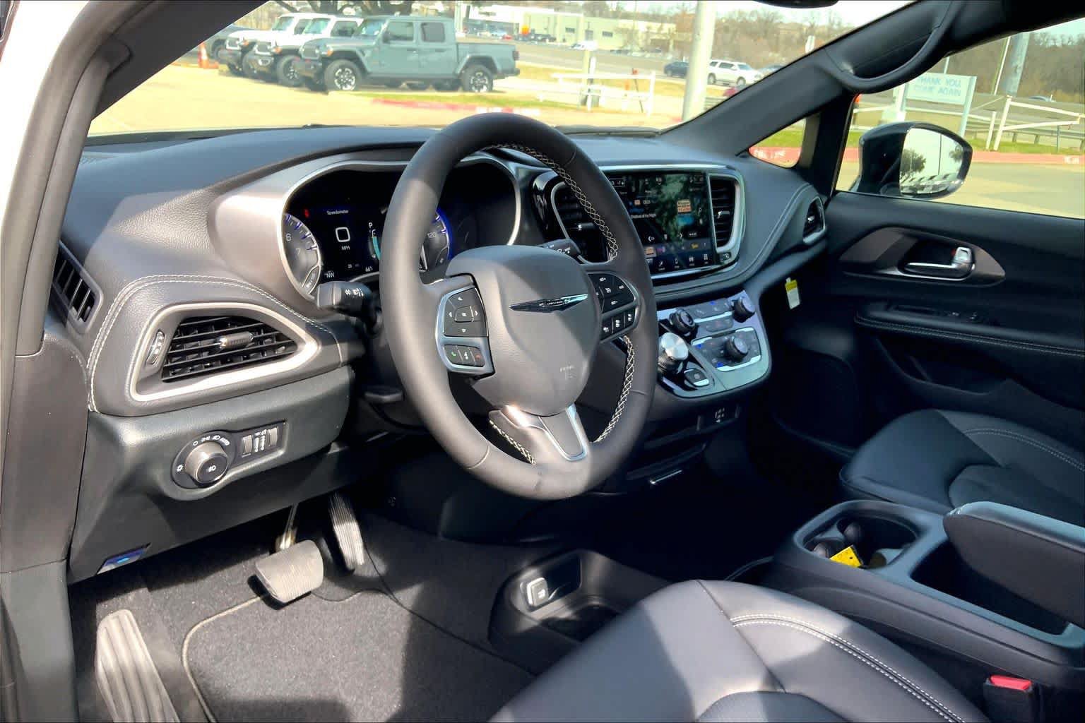 New 2026 Chrysler Pacifica Select FWD image 8