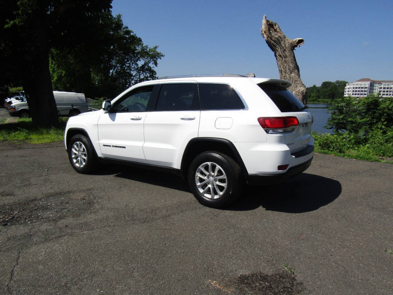 Used 2021 Jeep Grand Cherokee Laredo AWD/4WD image 38