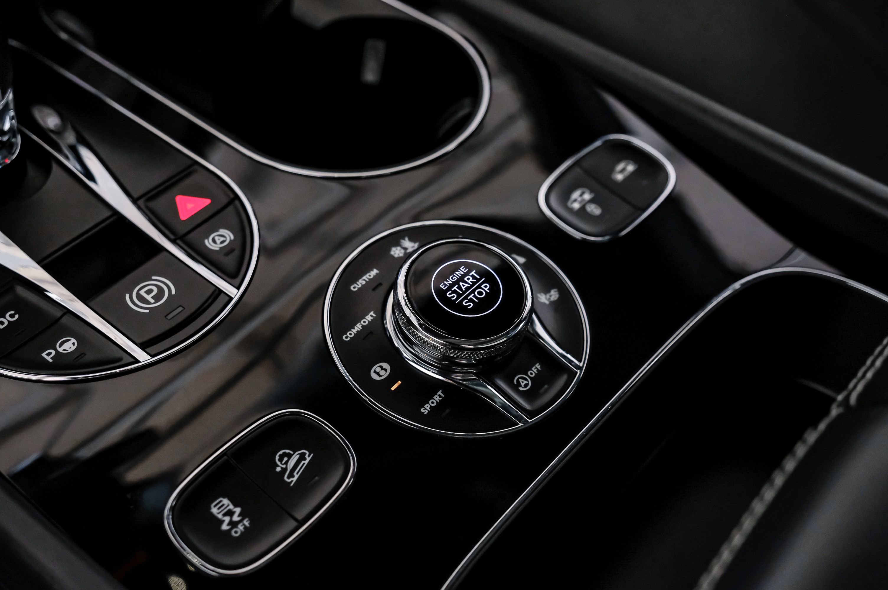 Used 2017 Bentley Bentayga image 24