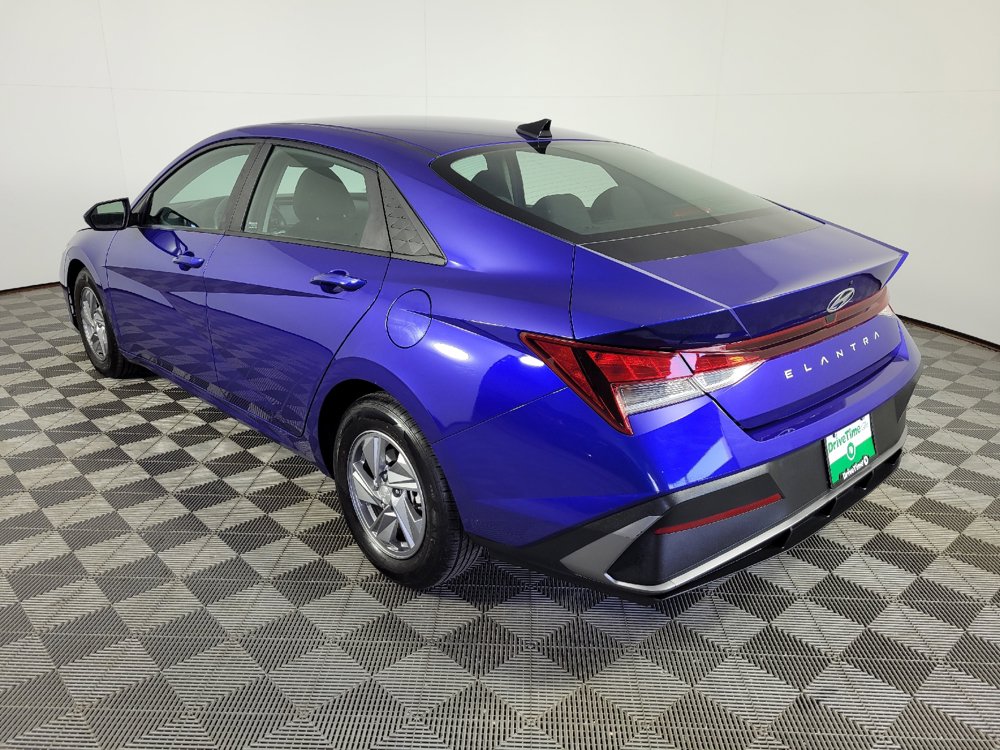 Used 2024 Hyundai Elantra SE FWD image 5