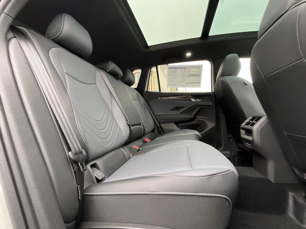 New 2026 Volkswagen Tiguan SE R-Line AWD/4WD image 13