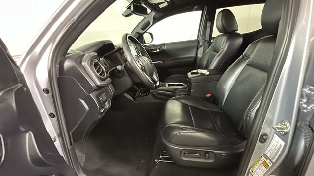 Used 2020 Toyota Tacoma TRD Sport w/ TRD Premium Sport Package AWD/4WD image 11