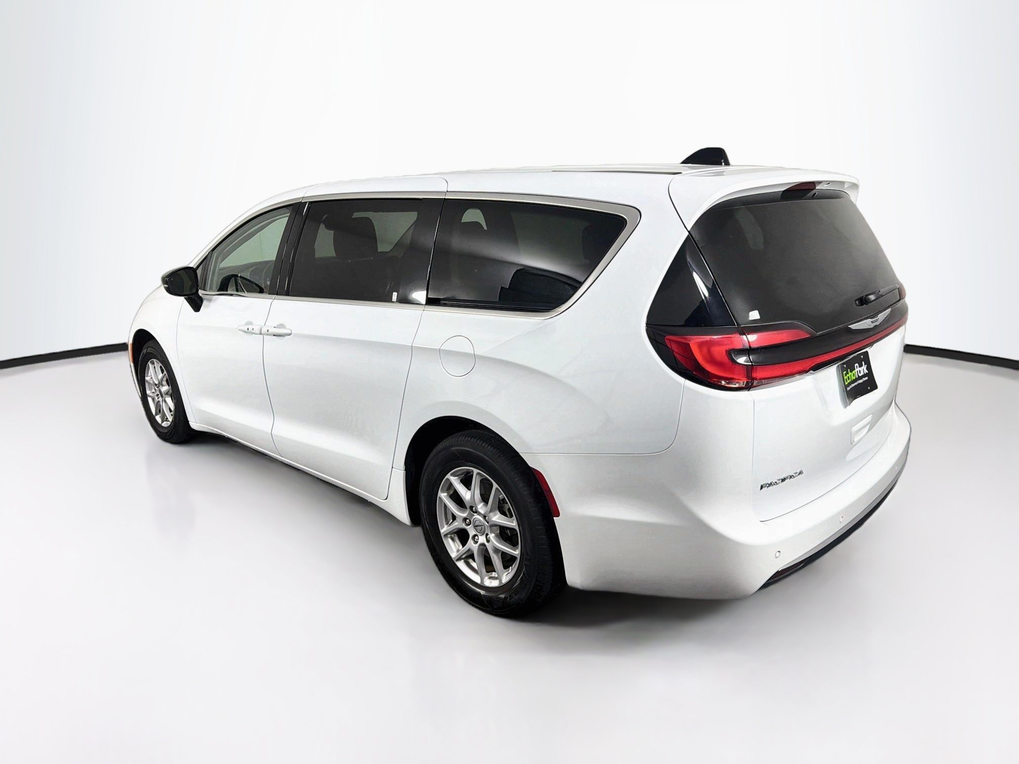 Used 2024 Chrysler Pacifica Touring-L FWD image 5